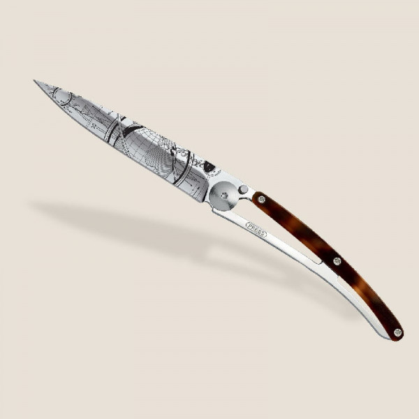 Ultraleichtes Messer aus Z40C13 Edelstahl mit hochglanzpolierter Oberfläche. Klinge mit ‚Liner-Lock‘ Sicherheitssperre dekoriert mit einer feinen Lasergravur. Gürtelclip. Griff aus Acetat.